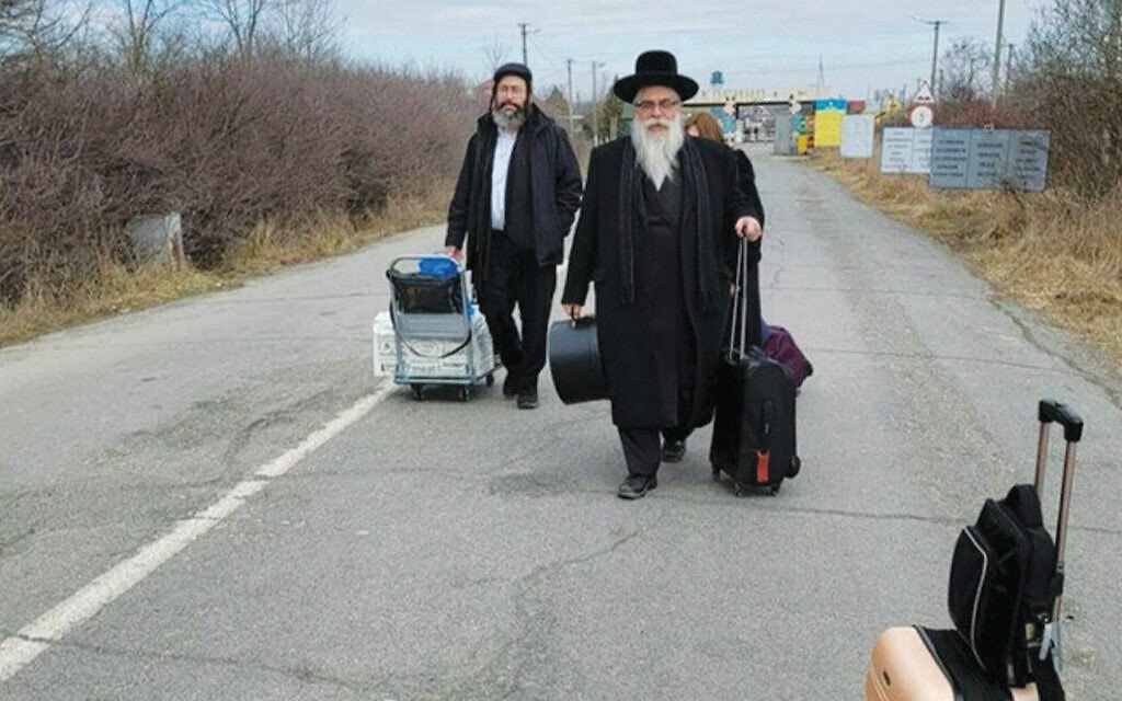 הרב יעקב בלייך חוצה את הגבול להונגריה (צילום: סנאפצ&#039;ט)