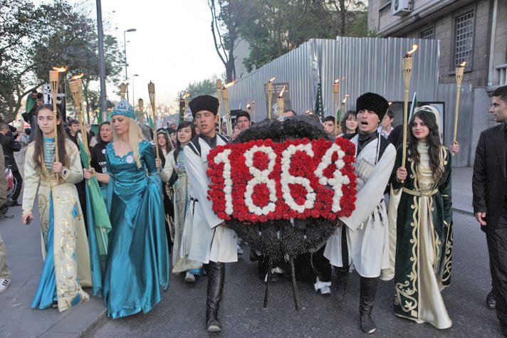 בני העם הצ&#039;רקסי בטורקיה מפגינים ביום הזיכרון לרצח עמם בדרישה להכרה ברצח העם, טורקיה (צילום: Cerkez-surgununun-anilmasi, מתוך ויקיפדיה, חופשי לשימוש)