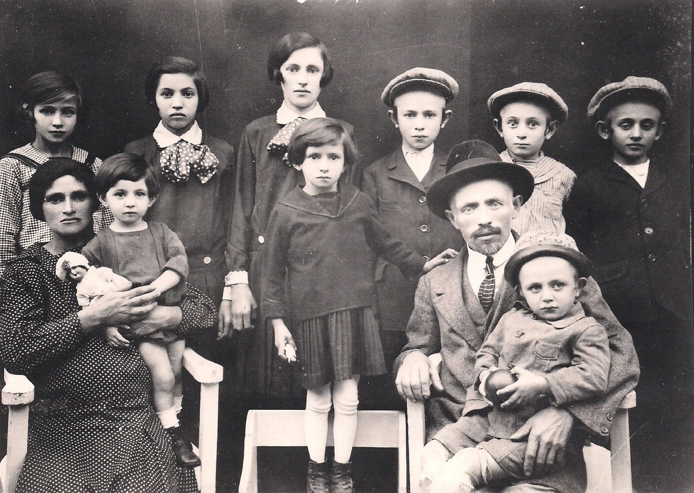 משפחת ציק באויפהרטו, הונגריה, לפני מלחמת העולם השנייה. אולגה ציק יושבת בחיקה של אמה, שנושאת בבטנה את הבת העשירית והאחרונה של המשפחה, אווה (צילום: באדיבות אולגה ציק קיי)