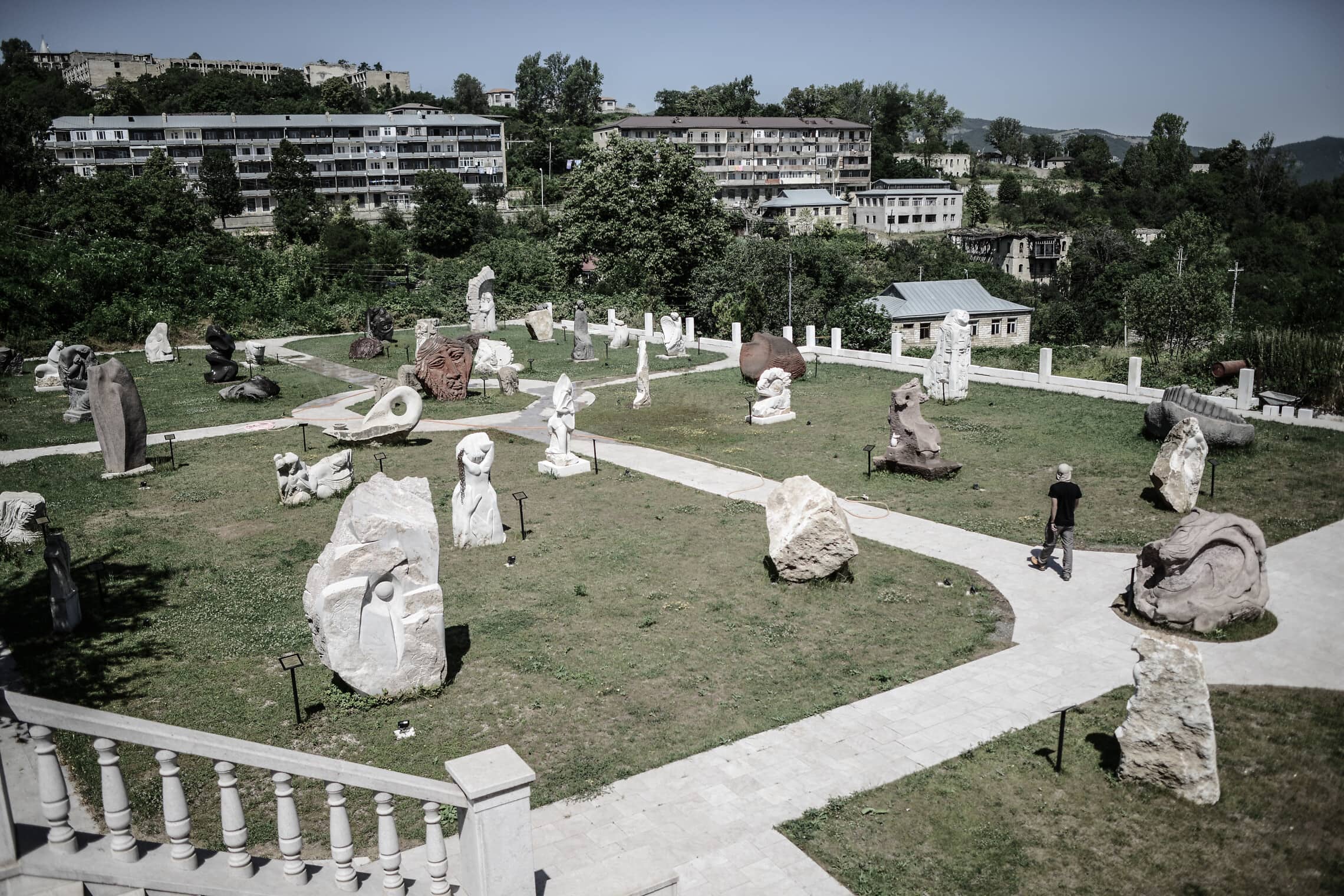 תערוכת הפסלים הבינלאומית בחצר המוזאון לאומנות בעיר שושה, על פי CHW התערוכה הוסרה על ידי ממשלת אזרבייג&#039;ן, לא ידוע מה עלה בגורל הפסלים. יולי 2018 (צילום: גילעד שדה)