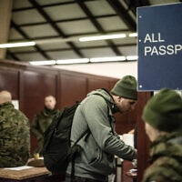 פיליפ שורו, פליט פוליטי מבלארוס מחתים דרכון בדרך לאוקראינה (צילום: גילעד שדה)