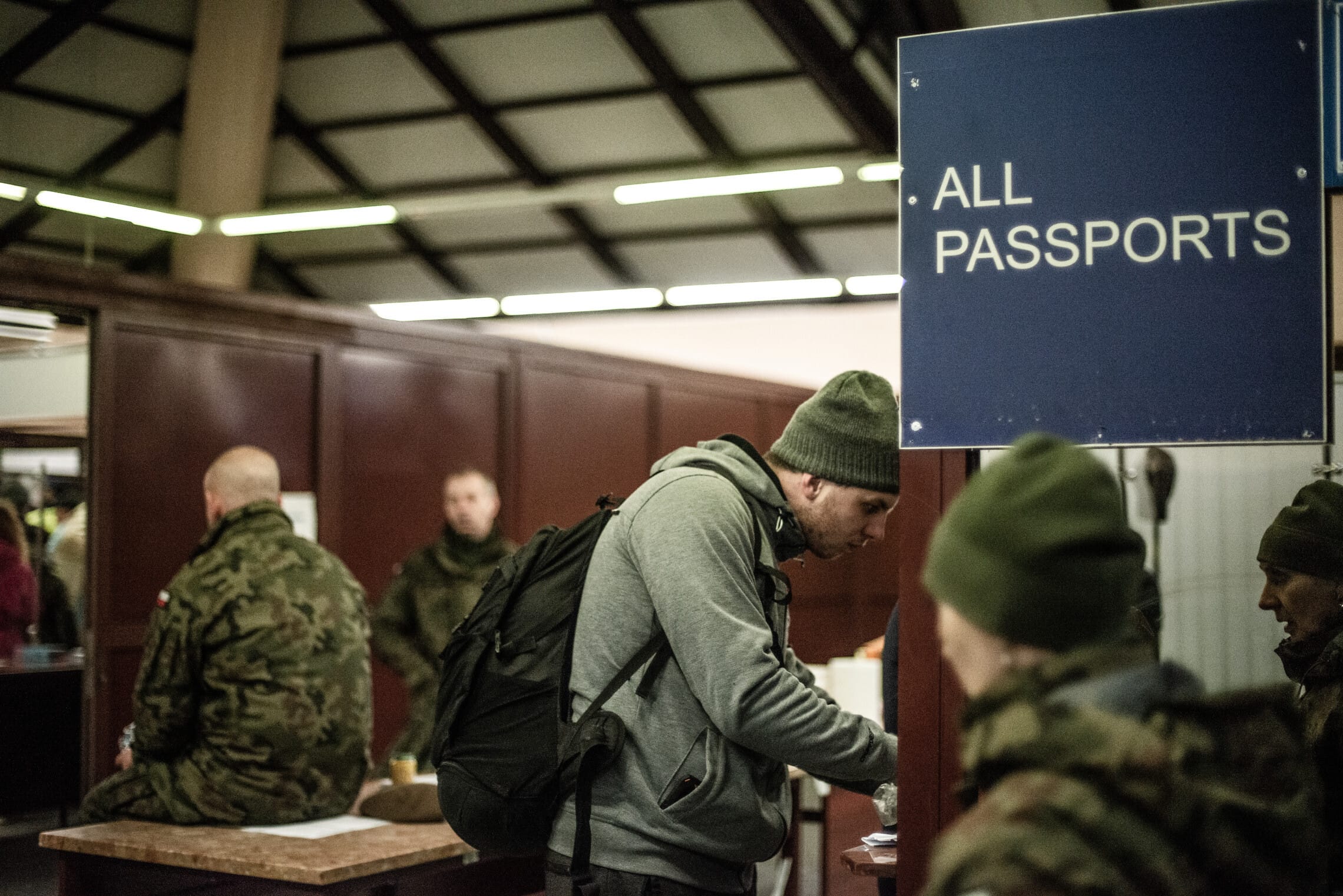 פיליפ שורו, פליט פוליטי מבלארוס מחתים דרכון בדרך לאוקראינה (צילום: גילעד שדה)