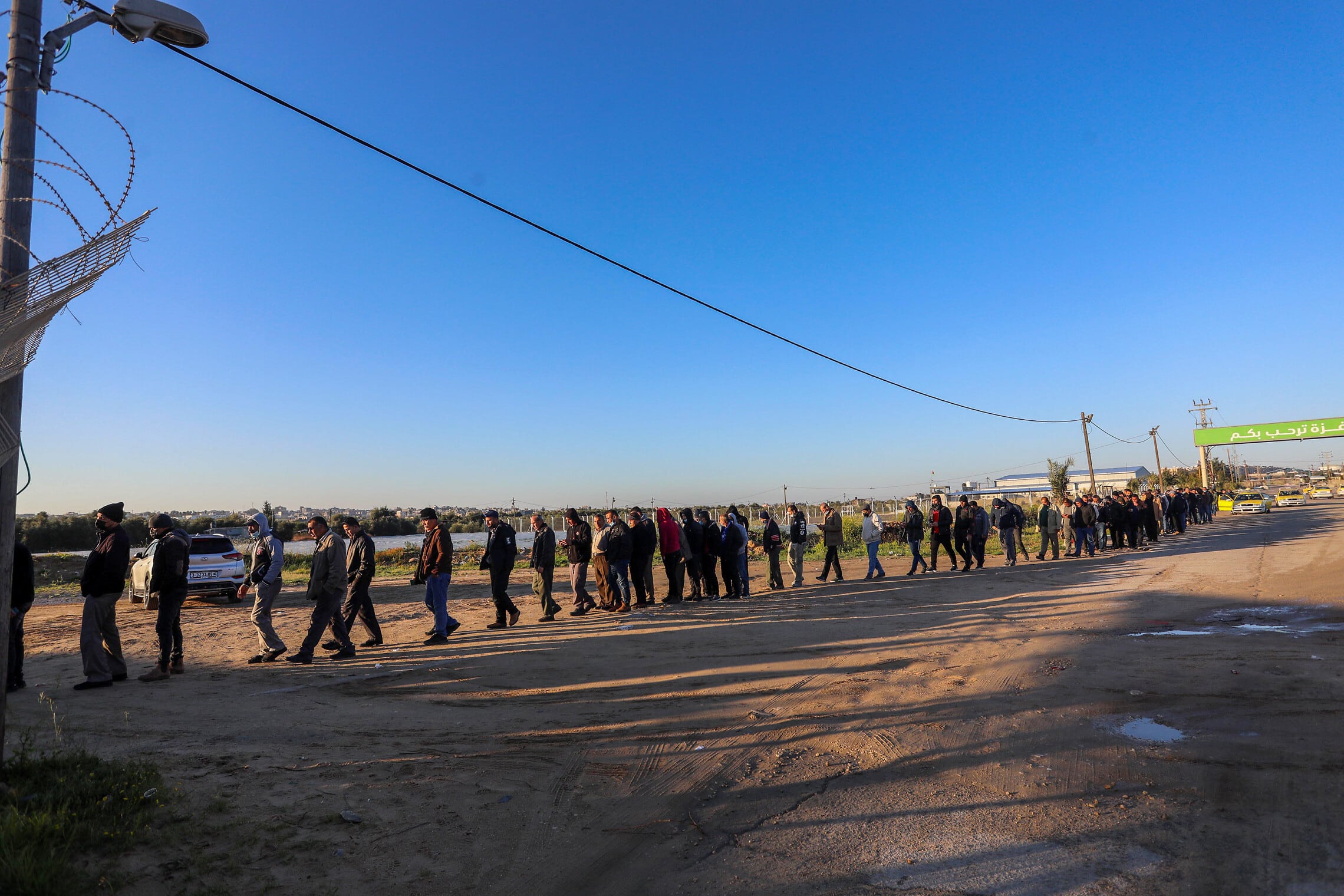 עובדים פלסטינים מעזה עומדים בתור כדי להיכנס לישראל במעבר ארז, 13 במרץ 2022 (צילום: Attia Muhammed/Flash90)