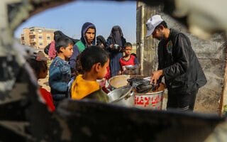 פלסטינים נזקקים ברצועת עזה מקבלים מזון לכבוד הרמדאן, 4 באפריל 2022 (צילום: Abed Rahim Khatib/Flash90)