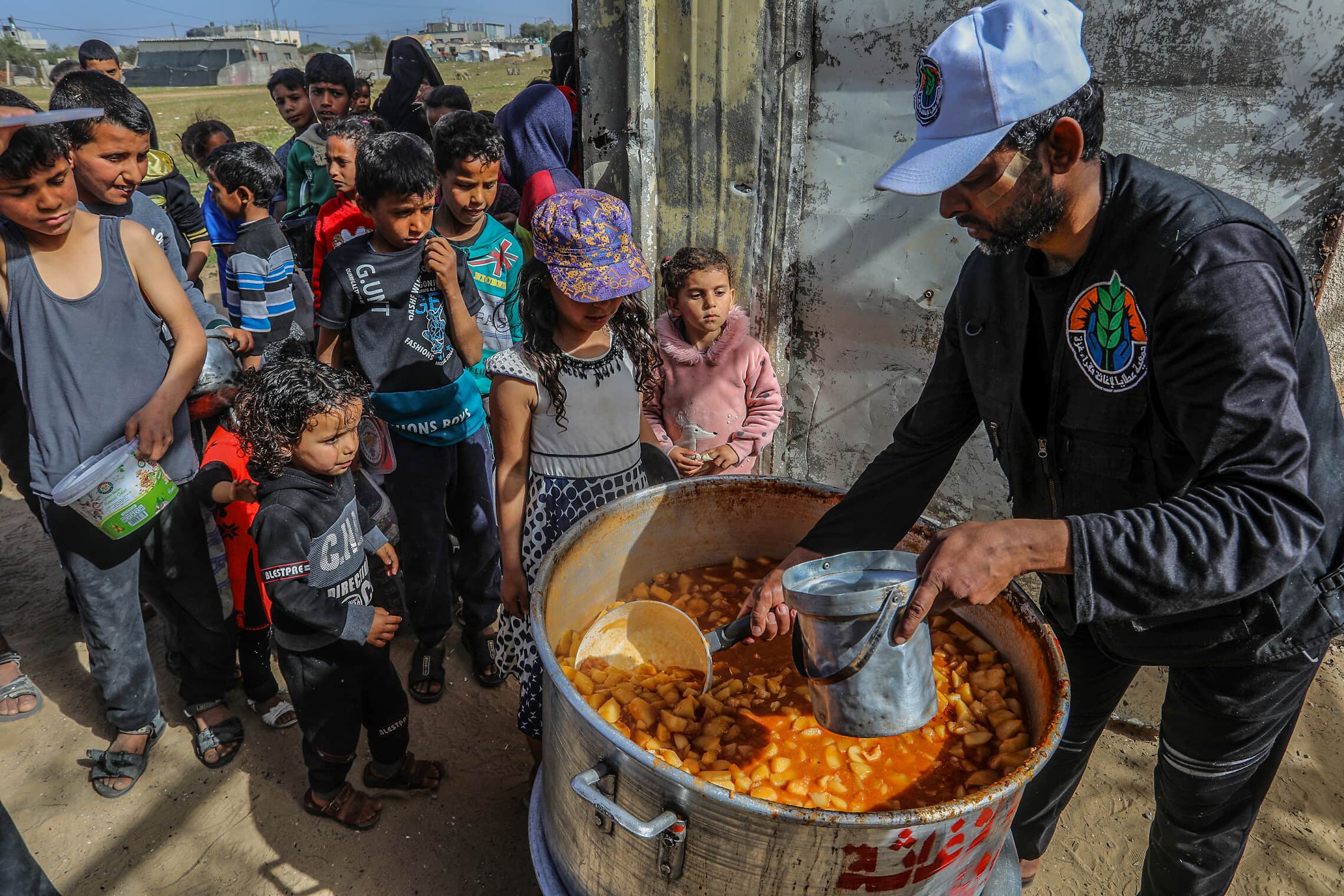 פלסטינים נזקקים ברצועת עזה מקבלים מזון לכבוד הרמדאן, 4 באפריל 2022 (צילום: Abed Rahim Khatib/Flash90)
