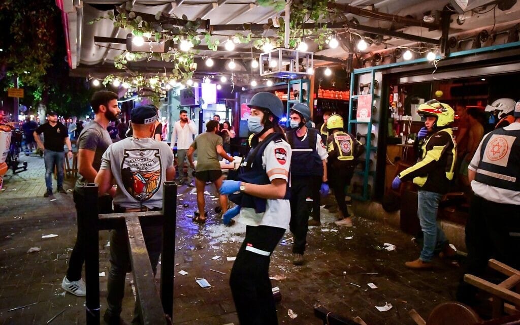 שוטרים וגורמי רפואה בזירת הפיגוע בתל אביב, 7 באפריל 2022 (צילום: אבשלום ששוני, פלאש 90)