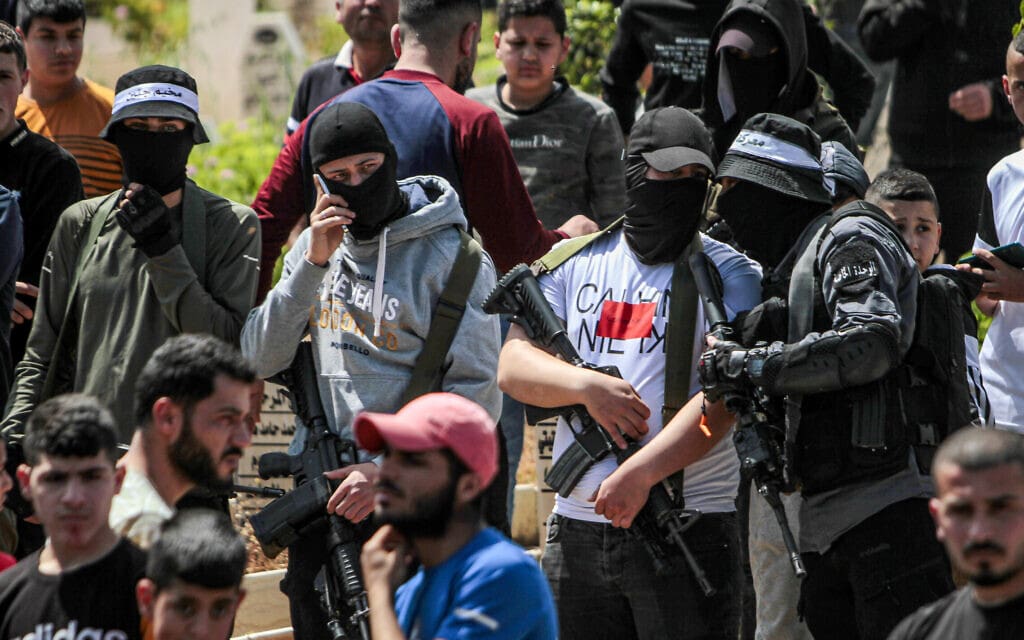 חמושים בג'נין, בהלוויית המחבל היורה מהפיגוע בתל אביב (צילום: Nasser Ishtayeh/Flash90)