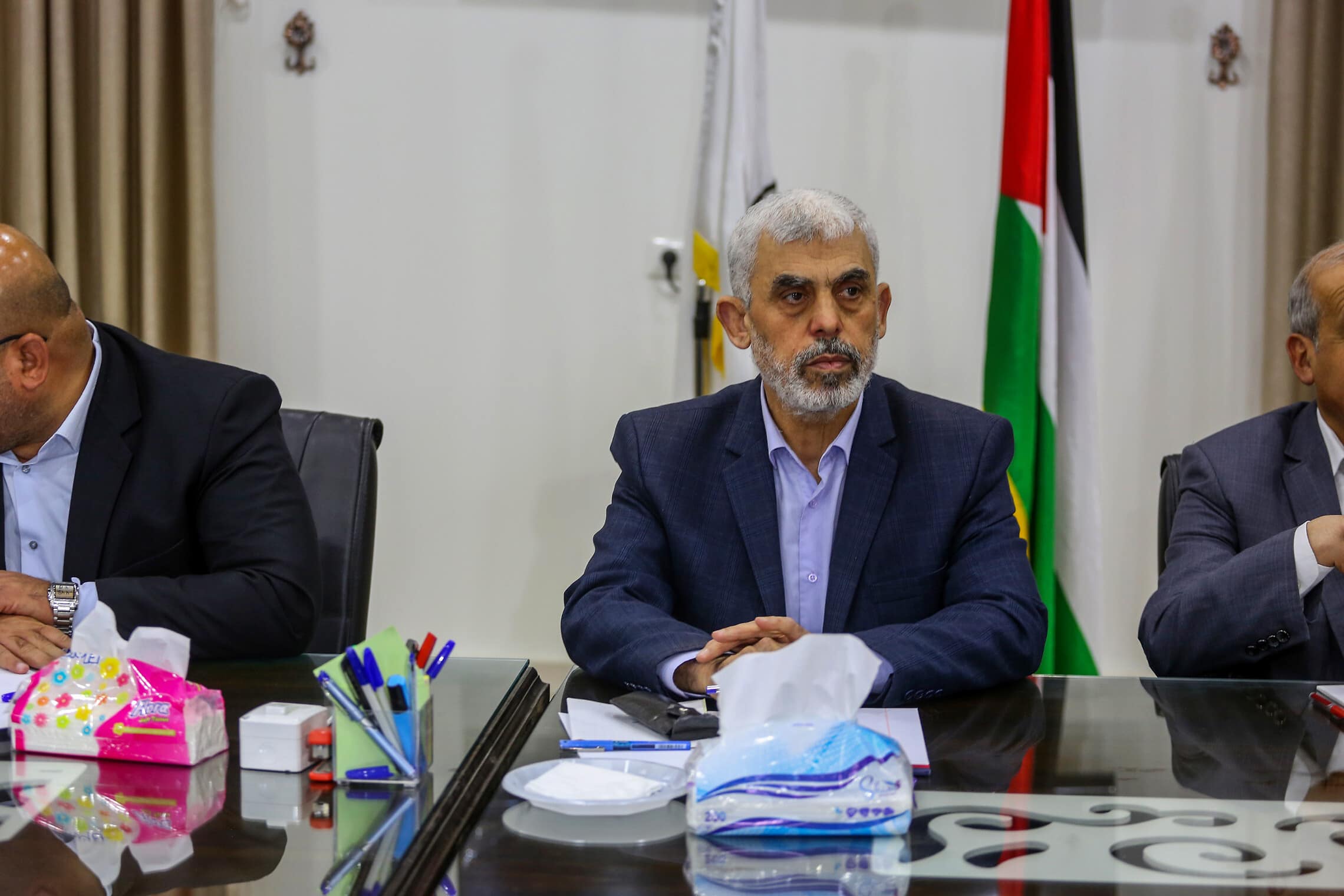 מנהיג חמאס יחיא סנוואר בפגישה עם מנהיגי הפלגים הפלסטינים ברצועת עזה, במשרדו של נשיא חמאס בעיר עזה, 13 באפריל 2022 (צילום: Attia Muhammed/Flash90)