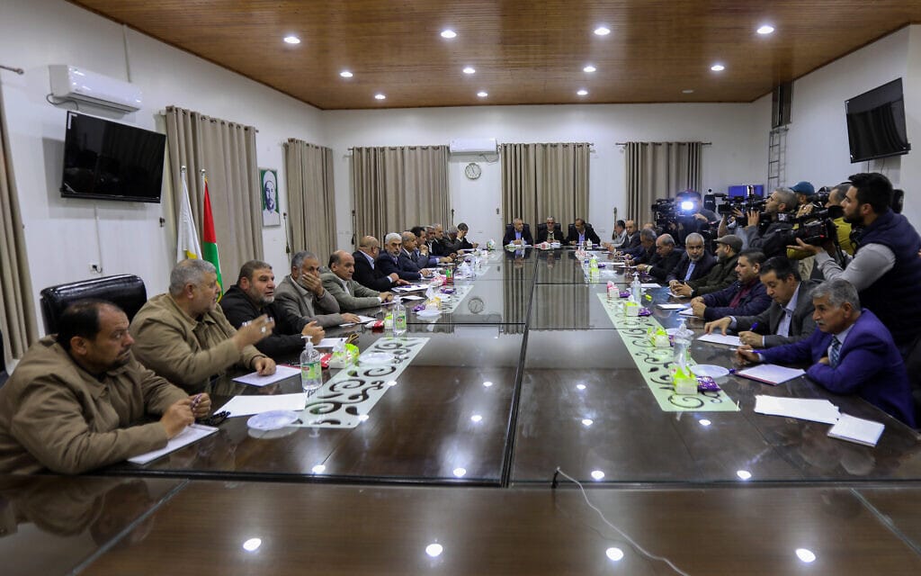 יחיא סנוואר (משמאל, במרכז) בפגישה עם מנהיגי הפלגים הפלסטינים ברצועת עזה, במשרדו של נשיא חמאס בעיר עזה, 13 באפריל 2022 (צילום: Attia Muhammed/Flash90)