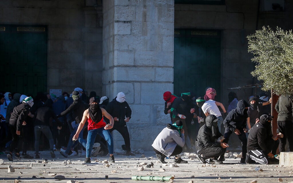 רעולי פנים משליכים אבנים על אנשי כוחות הביטחון במסגד אל-אקצא בירושלים, 15 באפריל 2022 (צילום: Jamal Awad/Flash90)