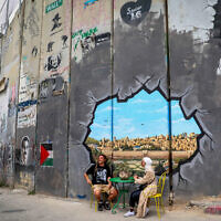 ציור קיר של אל אקצא על החומה בין העיר העתיקה לבית בית לחם (צילום: Wisam Hashlamoun/Flash90)