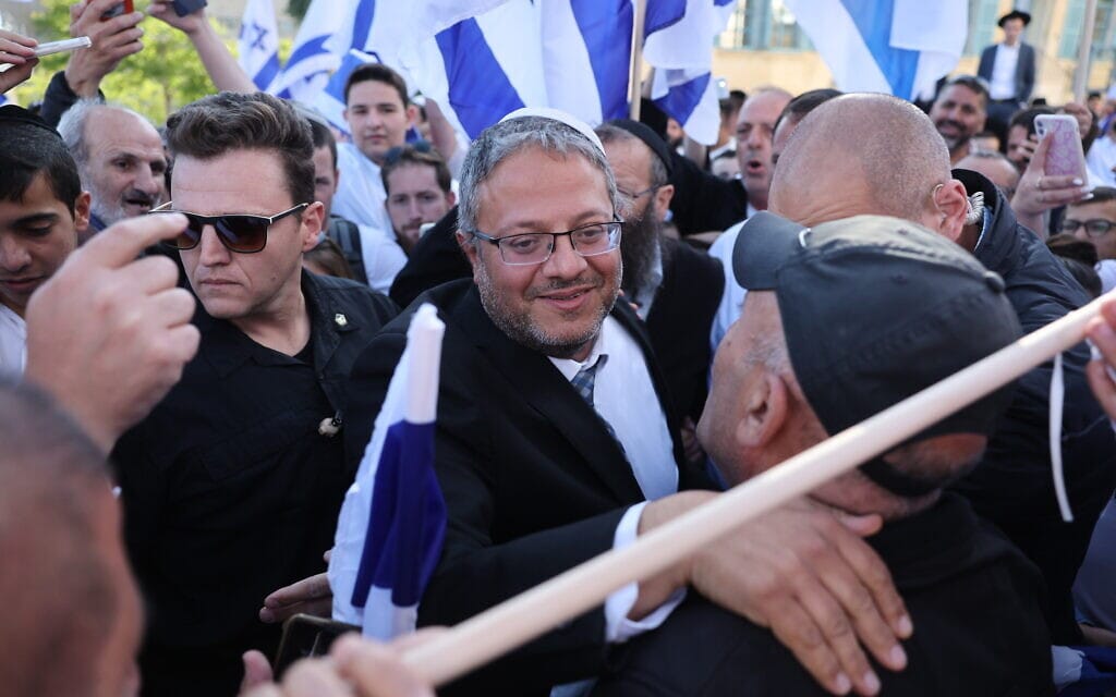 יושב ראש עוצמה יהודית איתמר בן גביר כשסביבו פעילי ימין בירושלים, 20 באפריל 2022 (צילום: יונתן זינדל, פלאש 90)