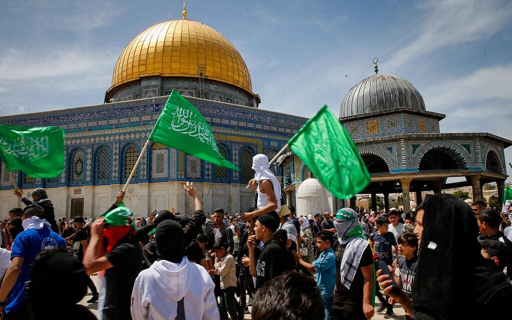 מפגינים פלסטינים מניפים דגלי חמאס ברחבת מסגד אל אקצא במהלך תפילות שישי בחג הרמדאן, 22 באפריל 2022 (צילום: Jamal Awad/Flash90)