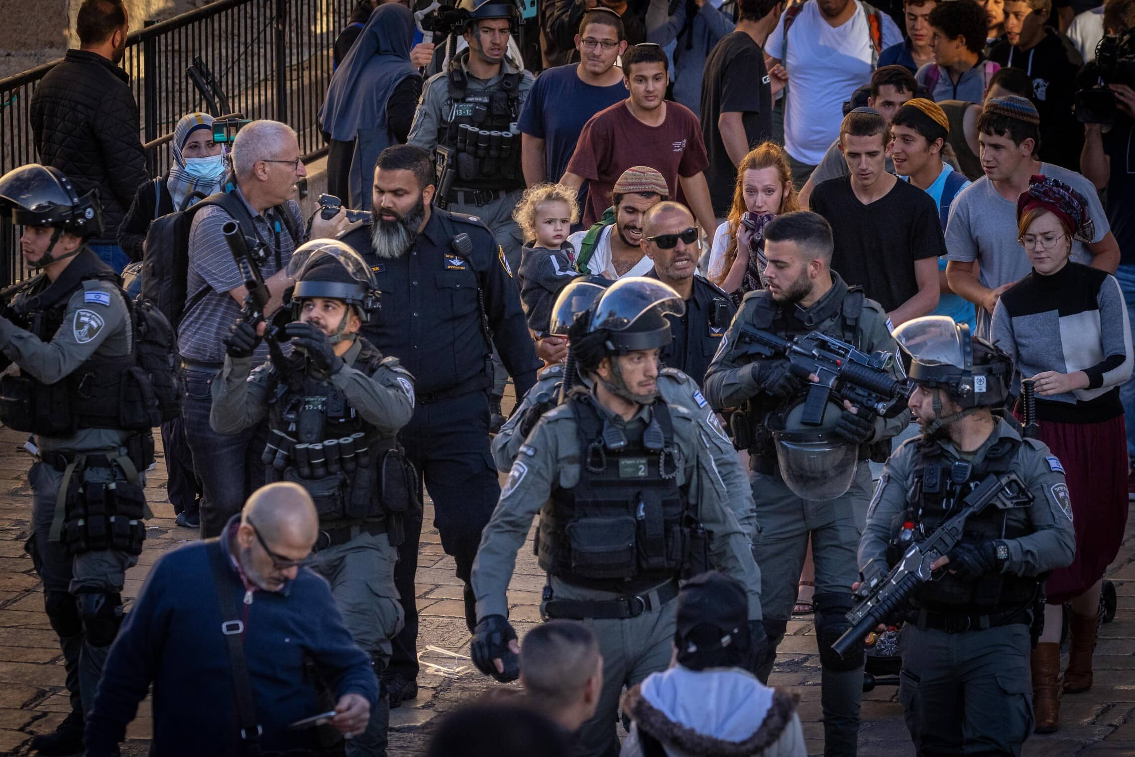 אנשי משטרה ופעילי ימין ליד שער שכם בירושלים, 20 באפריל 2022 (צילום: אוליבייה פיטוסי, פלאש 90)