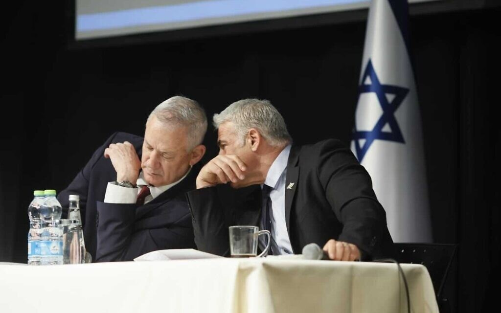 שר החוץ יאיר לפיד ושר הביטחון בני גנץ בתדריך ביטחוני ל־80 שגרירים בישראל, 6 באפריל 2022 (צילום: סיון שחור ענבה / לע&quot;מ)