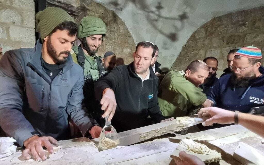 ראש מועצה אזורית שומרון יוסי דגן מסייע בשיפוצים בקבר יוסף יחד עם כוחות צה״ל, 12 באפריל 2022 (צילום: רועי חדי, מועצה אזורית שומרון)
