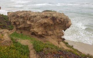 הסלע על מצוק החוף בפארק אפולוניה, הרצליה, לפני שהופל (צילום: החברה הממשלתית להגנות מצוקי חוף הים התיכון)