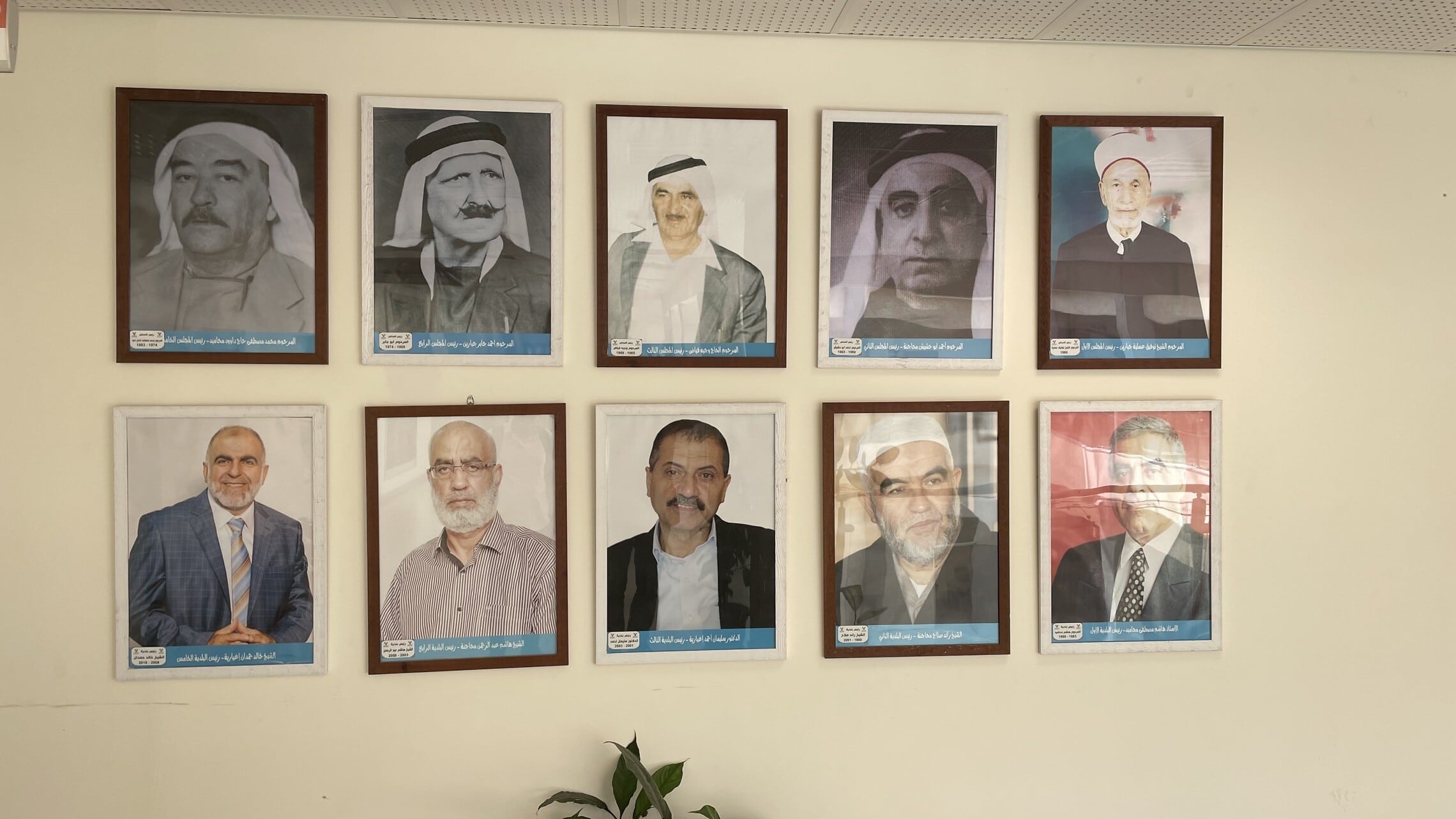 פורטרטים של ראשי עיריית אום אל-פחם לדורותיה בבניין העירייה, אפריל 2022 (צילום: אמיר בן-דוד)