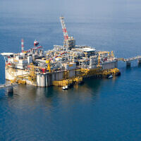 מתקן גיזוז (הפיכה לגז) של גז טבעי נוזלי בים האדריאטי (צילום: Floydrosebridge /ויקיפדיה)
