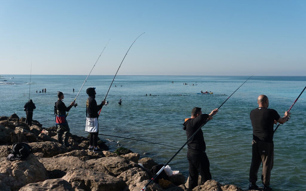 דייגים בחוף חדרה בסמוך לאזור הכרישים (צילום: בר שטרנבך)
