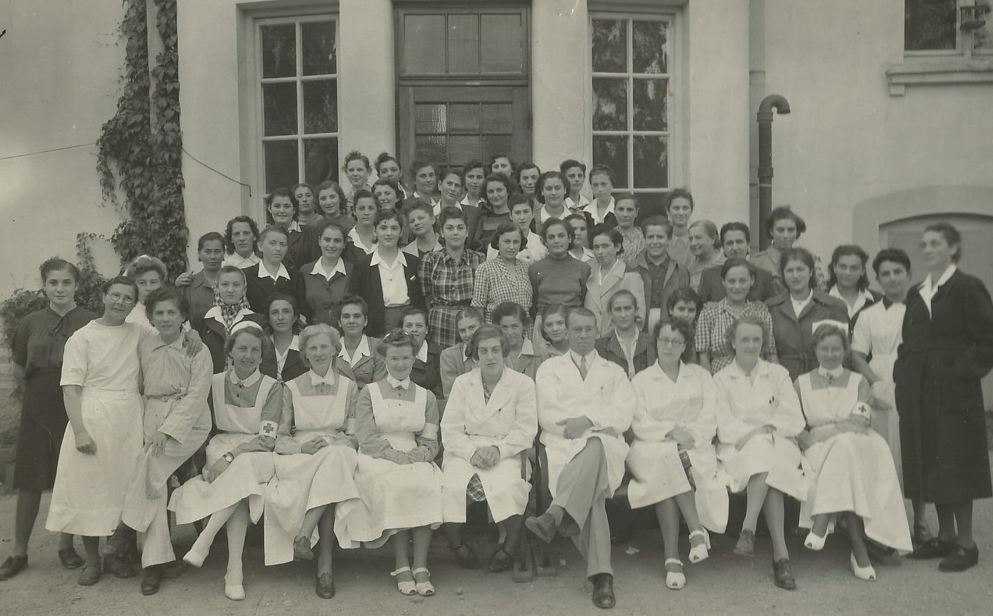 אולגה ציק ואחותה בלה ניומן הן בין ניצולות השואה האלה שהחלימו בבית חולים באוניברסיטת לונד בשוודיה, אוגוסט 1945 (צילום: באדיבות אולגה ציק קיי)