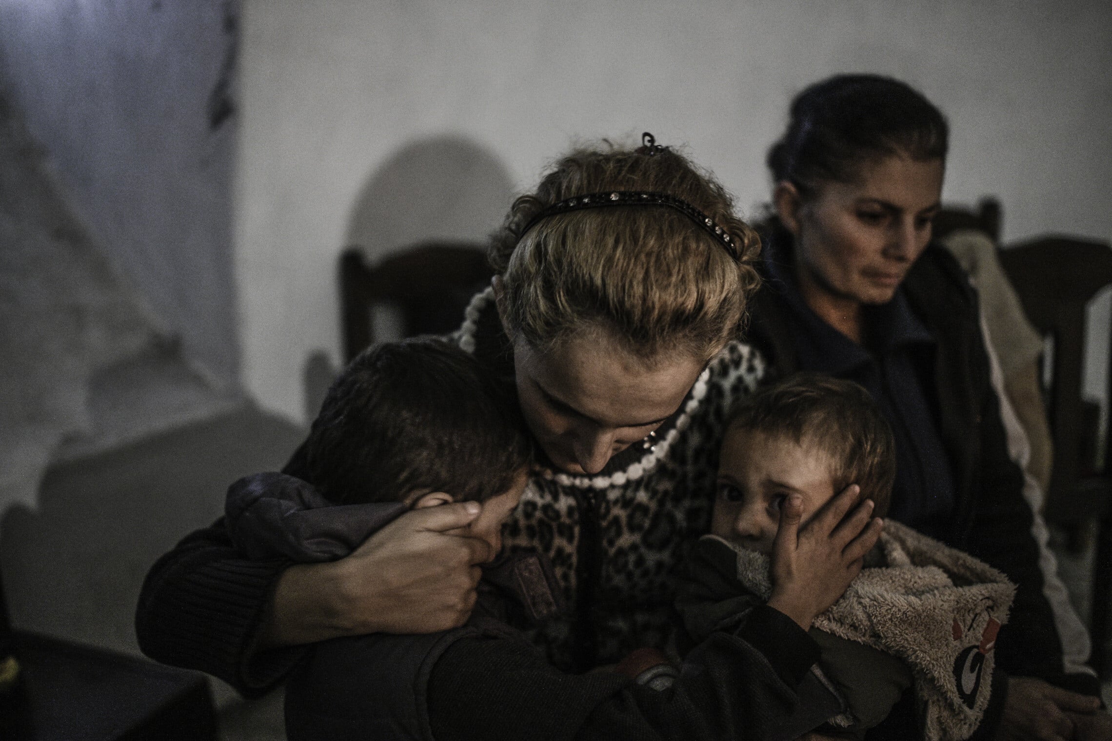 משפחה ארמנית במקלט בעיר שושה תחילת אוקטובר 2020 (צילום: גילעד שדה)