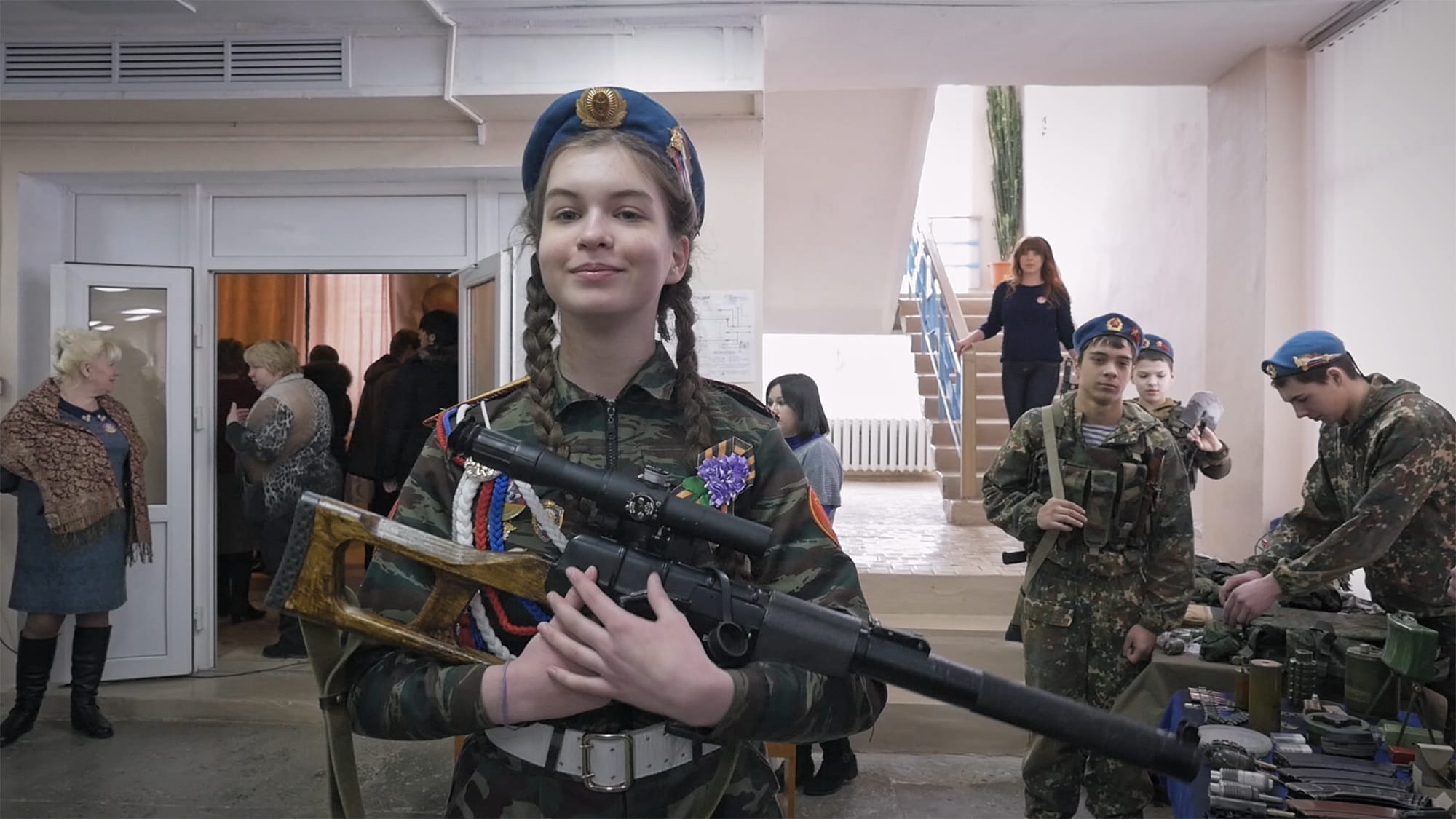 הנערה מאשה במדי צבא הנוער בעיירה ילניה, רוסיה, מתוך הסרט התיעודי "עיר תהילה" (צילום: באדיבות First Hand Films)