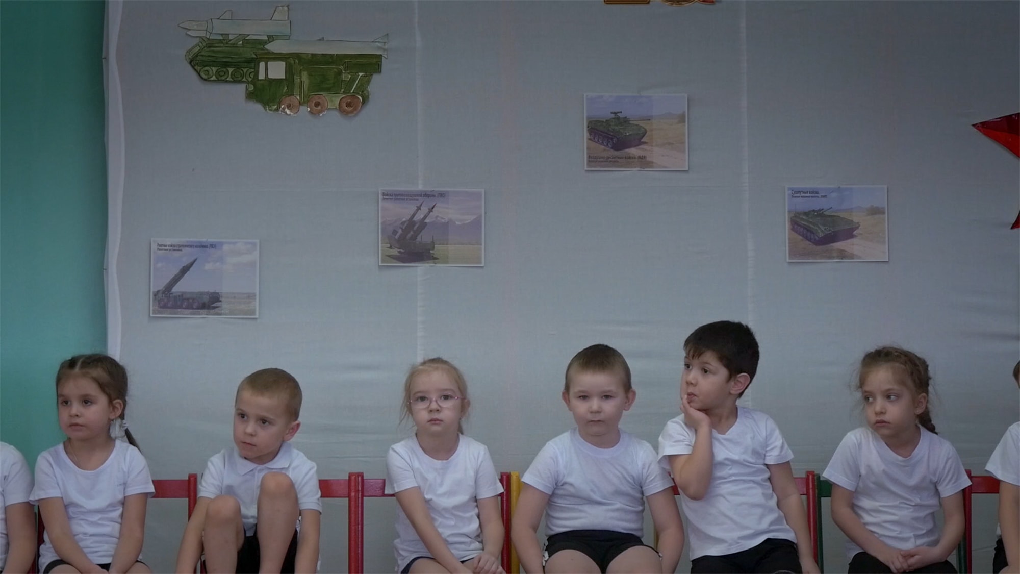 ילדים בגן שרים שירי צבא רוסיים בילניה, רוסיה, מתוך הסרט התיעודי &quot;עיר תהילה&quot; (צילום: באדיבות First Hand Films)