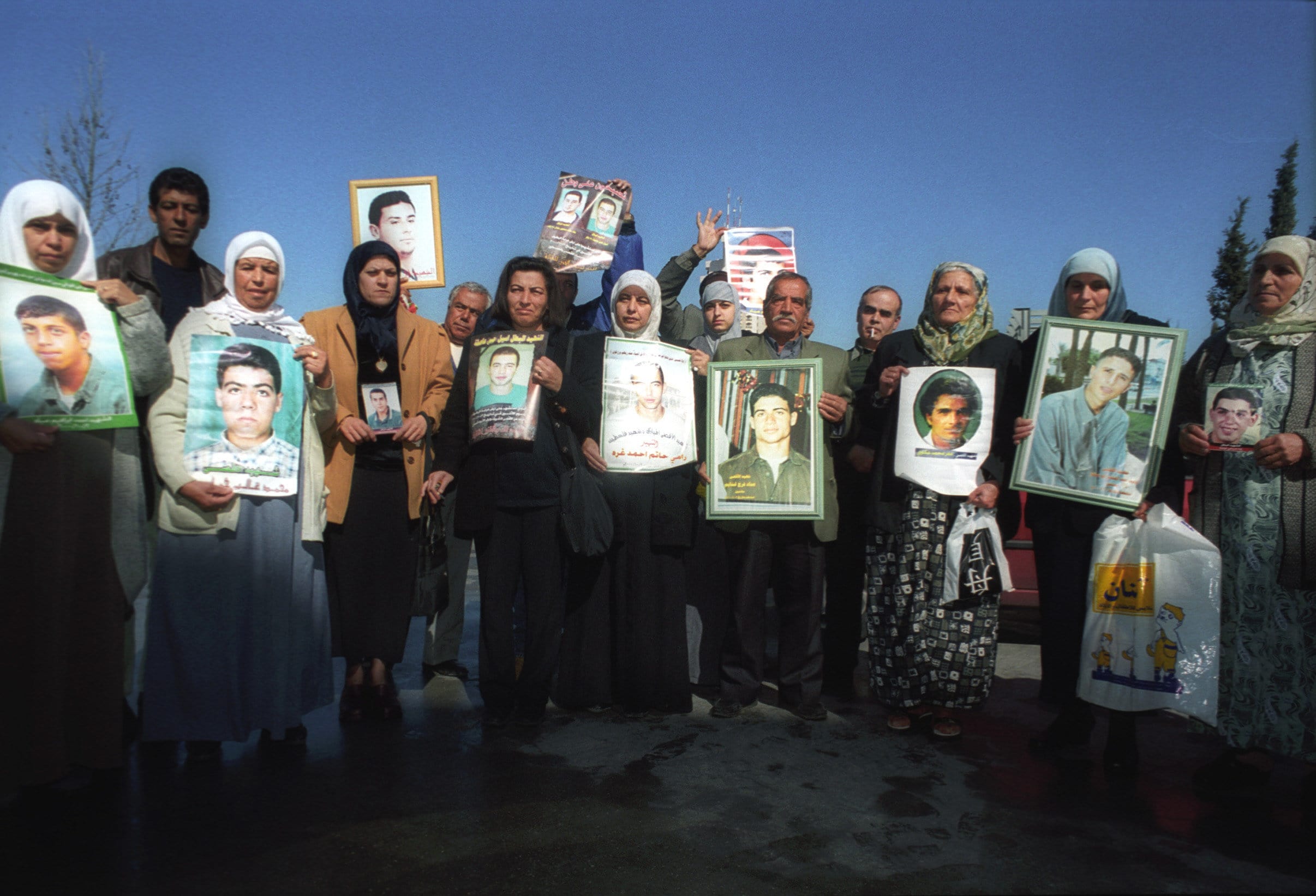 משפחות 13 האזרחים הערבים שנהרגו באירועי אוקטובר 2000 מפגינות מחוץ לבית המשפט העליון בירושלים במהלך דיוני ועדת אור, 11 ביוני 2000 (צילום: פלאש90)