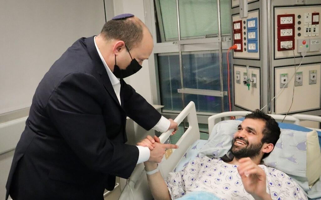 ראש הממשלה נפתלי בנט מבקר בבית החולים איכילוב פצוע, שנפגע בפיגוע שאירע בתל אביב, 9 באפריל 2022