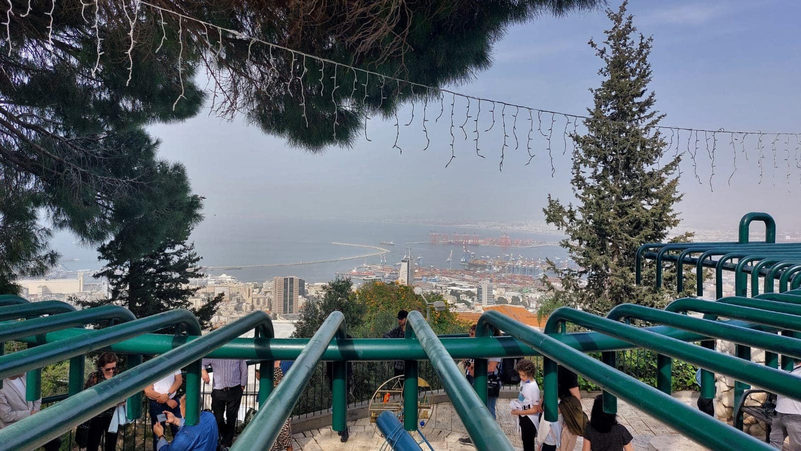 מצפור שער הלבנון ברחוב יפה נוף בחיפה (צילום: עומר שרביט)