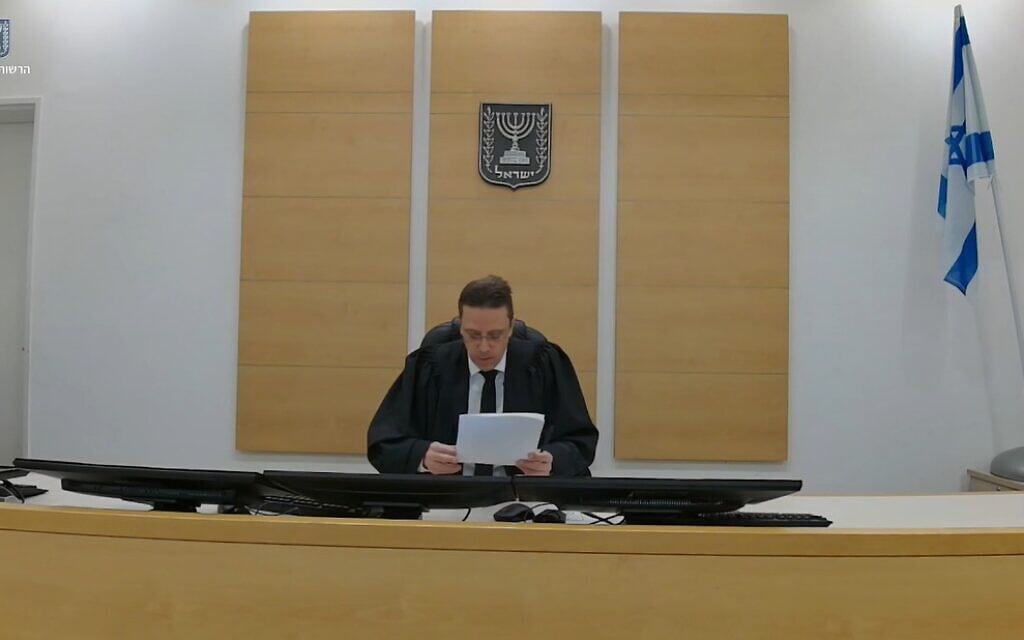השופט ד&quot;ר עמי קובו מקריא את גזר הדין במשפטו של יהודה בן חמו, לשעבר ראש עיריית כפר סבא. 24 באפריל 2022 (צילום: צילום מסך, הרשות השופטת)