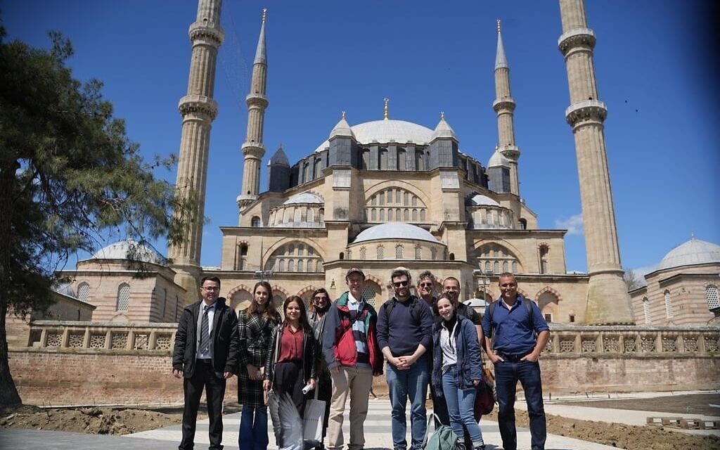 עיתונאים ישראלים ונציגי מנהלת התקשורת הטורקית מבקרים במסגד סלימייה באדירן, 12 באפריל 2022 (צילום: מנהלת התקשורת הטורקית)