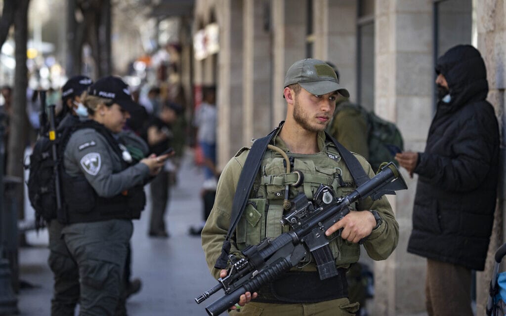 חיילים ושוטרים מפטרלים בירושלים, 5 באפריל 2022 (צילום: אוליבייה פיטוסי, פלאש 90)