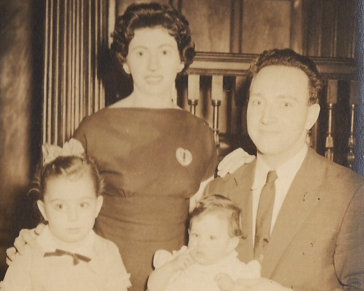 אולגה ציק קיי עם בעלה ג&#039;ורג&#039; קיי ובנותיהם אוולין וג&#039;ודי, ניו יורק, 1956 (צילום: באדיבות אולגה ציק קיי)