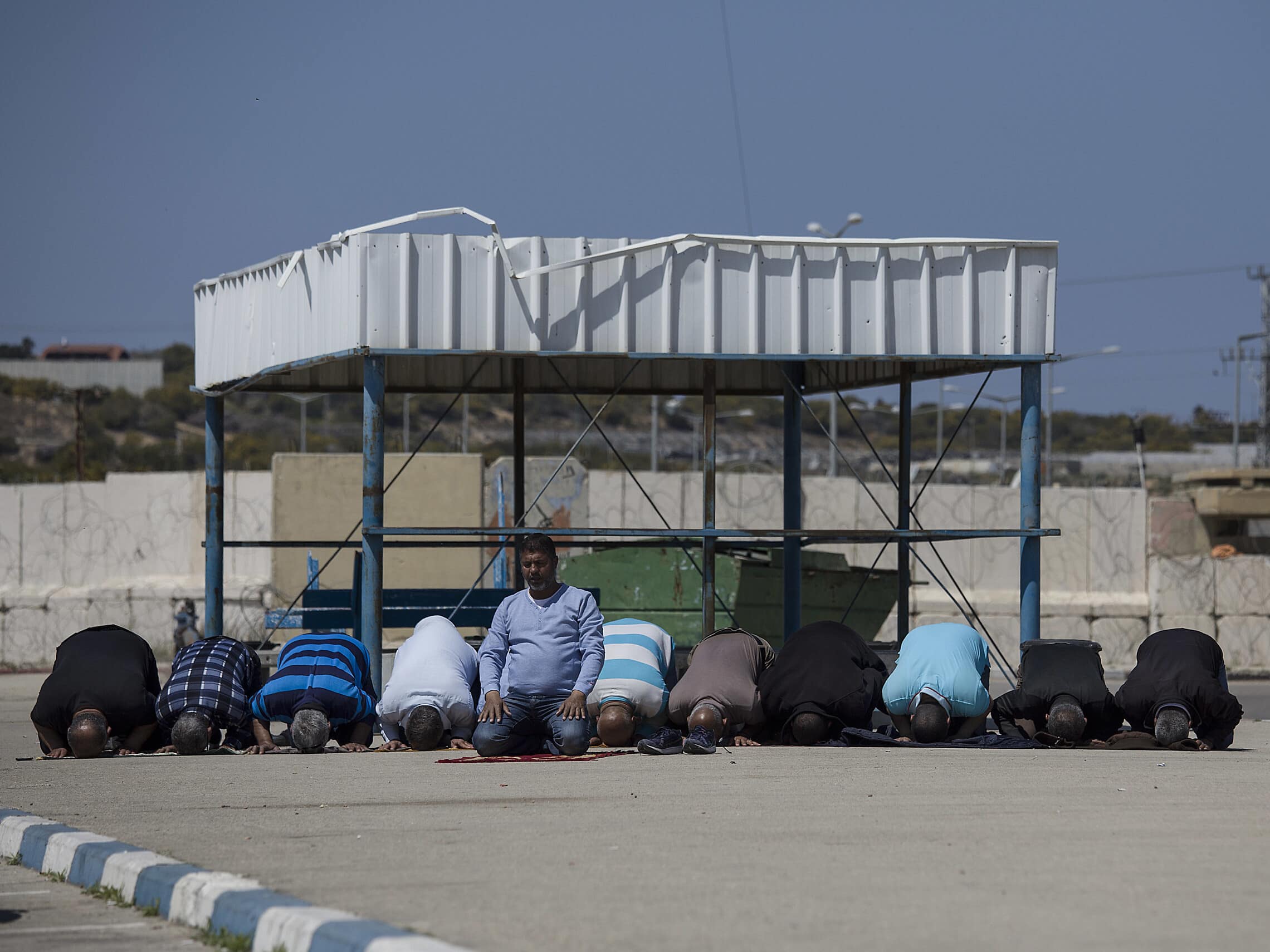 פועלים מעזה המועסקים בישראל במעבר ארז (צילום: AP Photo/Tsafrir Abayov, File)