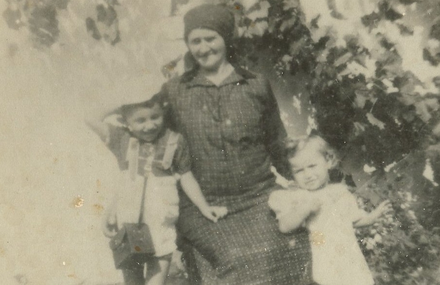 אמה של אולגה ציק קיי, לורה, עם נכדיה אשר וסוזי באויפהרטו, הונגריה (צילום: באדיבות אולגה ציק קיי)