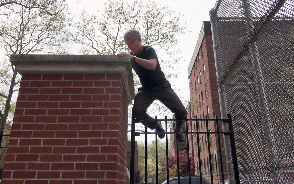 ג&#039;יי רוזנבלט מטפס על השער בבית הספר היסודי שלו בברוקלין, ניו יורק (צילום: באדיבות HBO)