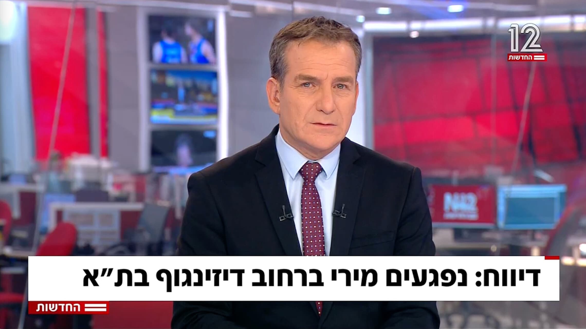 דני קושמרו מוביל את שידור חדשות 12 בליל הפיגוע ברחוב דיזנגוף בתל אביב, 7 באפריל 2022 (צילום: צילום מסך, ערוץ 12)