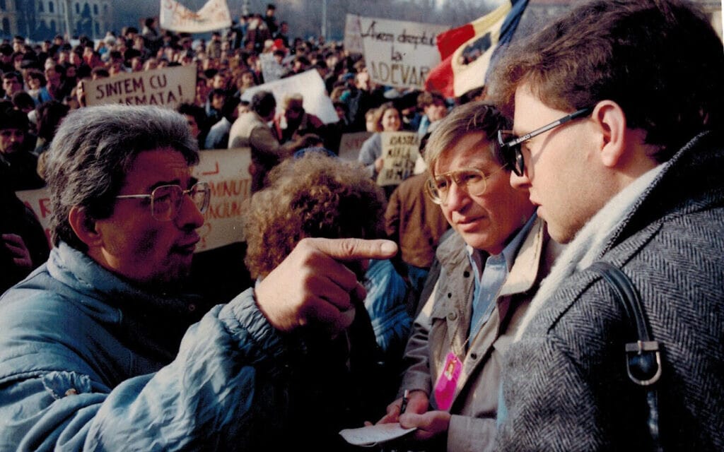 המחבר (מימין) מכסה הפגנות בבוקרשט ב-1990 (צילום: באדיבות דן פרי)
