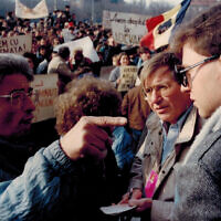 המחבר (מימין) מכסה הפגנות בבוקרשט ב-1990 (צילום: באדיבות דן פרי)