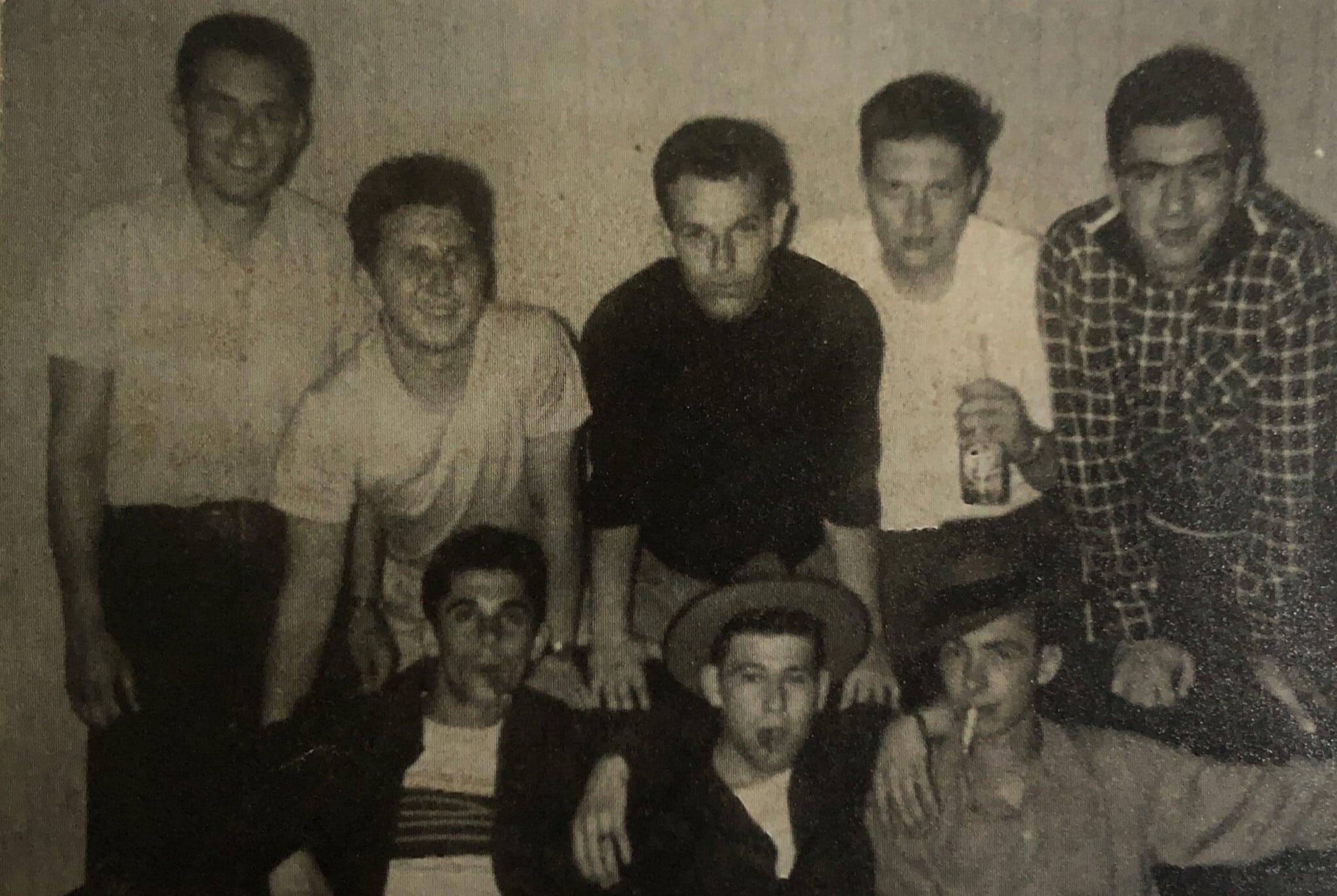 ה&quot;ווריורס&quot; במועדון שלהם, 1948. הרב כהן עומד באמצע, לבוש חולצה שחורה. משמאלו, בחולצה לבנה, לארי קינג מחזיק בקבוק (צילום: באדיבות ריץ&#039; כהן)