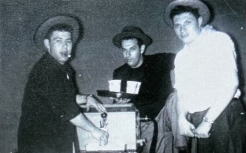 משמאל: ברני (הו הא) הורוביץ, הרבי כהן ולארי קינג (לשעבר זיגר) במועדון שלהם בברוקלין, 1948 (צילום: באדיבות ריץ&#039; כהן)