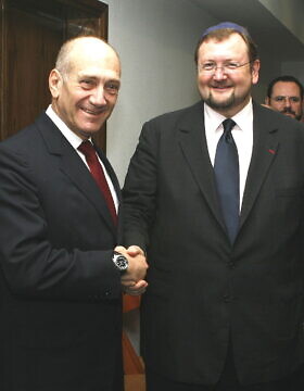 הרב ולטר הומולקה לצד ראש ממשלת ישראל לשעבר אהוד אולמרט