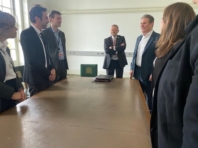 משלחת מפלגת העבודה בפגישה עם יו&quot;ר הלייבור קיר סטארמר במרכז. אפריל 2022 (צילום: דניאל ספייסר, מפלגת העבודה)