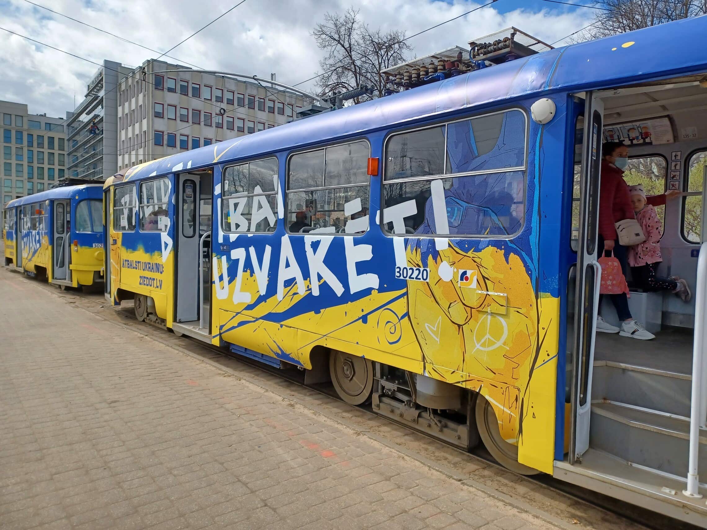 מודעת תמיכה באוקראינה על חשמלית בריגה (צילום: שאול אדר)