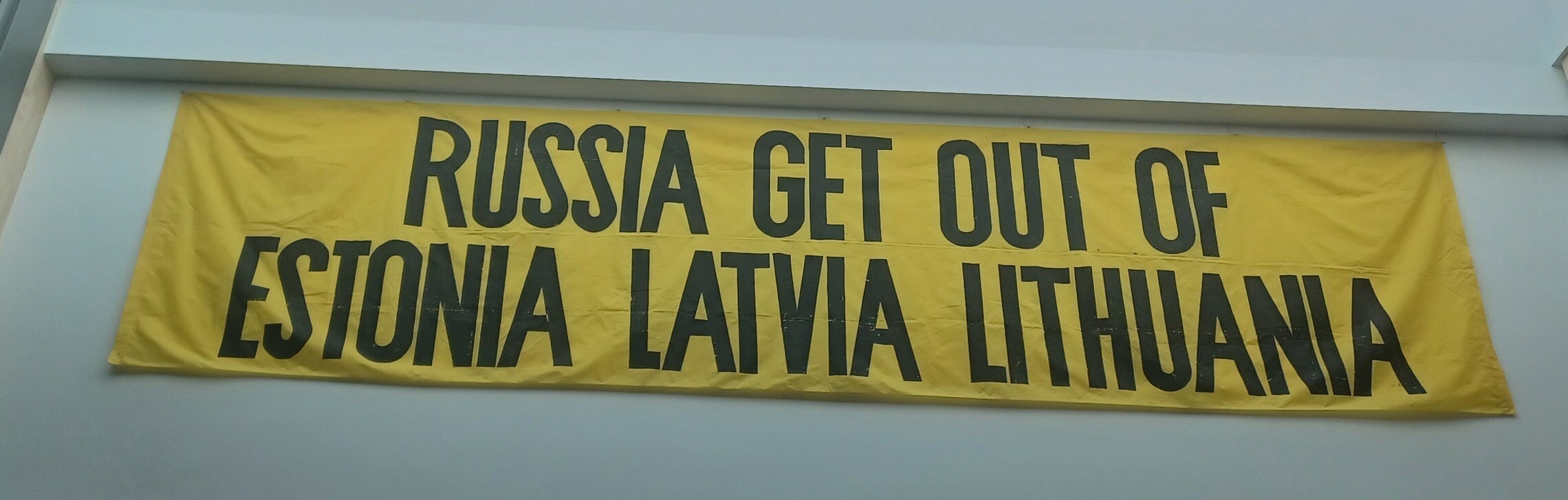 כרזה משנות ה־80 נגד רוסיה, מוזיאון הכיבוש, ריגה, לטביה (צילום: שאול אדר)