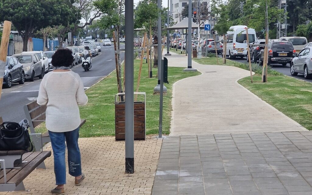 אי התנועה ברחוב משה דיין בתל אביב הפך לטיילת, מאי 2022 (צילום: אביב לביא)