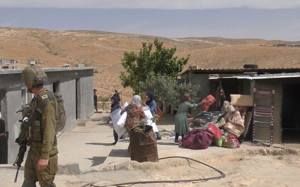 צה"ל מפנה בתים במסאפר יטא שבדרום הר חברון, 11 במאי 2022 (צילום: יובל אברהם) צה"ל מפנה בתים במסאפר יטא שבדרום הר חברון, 11 במאי 2022 (צילום: יובל אברהם)