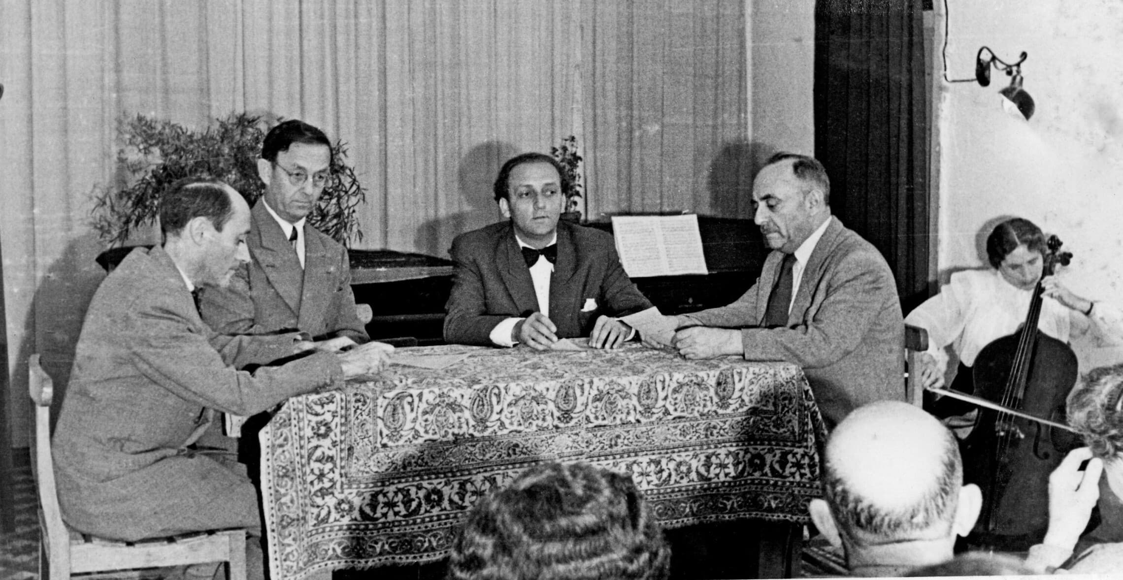 ארוע באקדמיה למוזיקה בירושלים באוקטובר 1950, נשיא בית המשפט העליון משה זמורה יושב הראשון מימין. מאחוריו מנגנת על צ&#039;לו תלמה ילין